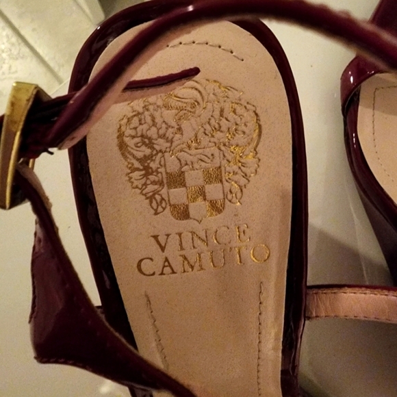 🌟NWOT Red Vince Camuto Patent Leather Strappy Wedge Sandals With Bow Size 9 🌟 - Picture 4 of 7